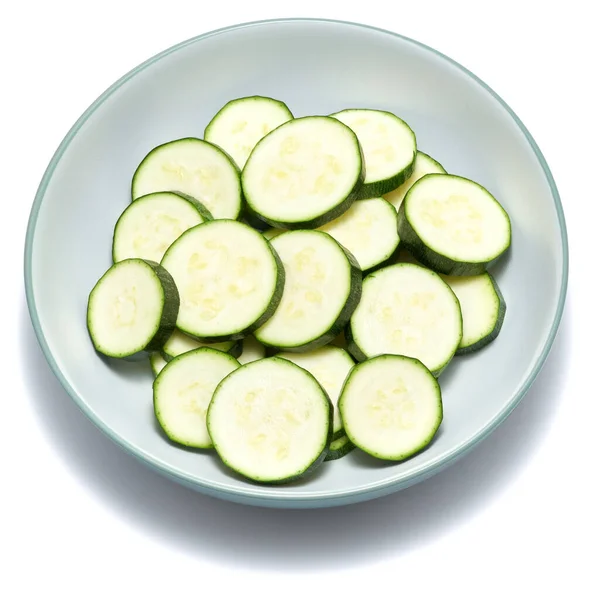 Skivad Zucchini Cirklar Keramiska Skål Isolerad Vit Bakgrund — Stockfoto