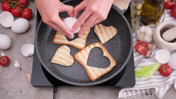 Vrouw Slaat Toast Brood Met Hartvormig Gat Voor Een Gat — Stockvideo