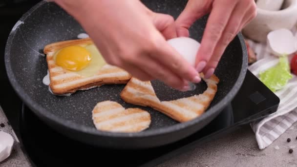 Wanita Mengalahkan Telur Menjadi Roti Panggang Dengan Lubang Berbentuk Hati — Stok Video