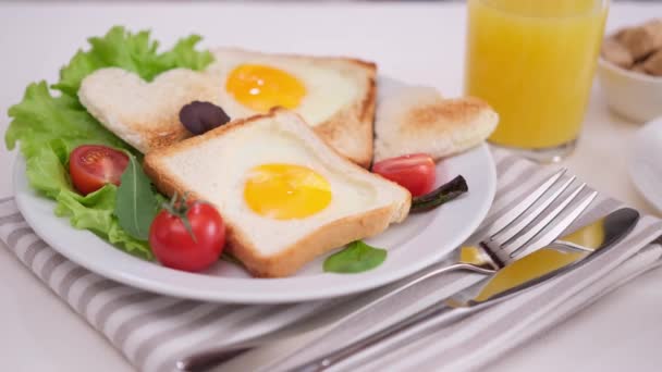 Chutná Snídaně Čerstvě Udělané Vejce Díře Toast Šálek Čerstvé Horké — Stock video