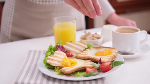 Смачний Сніданок Свіжий Тост Яйцем Дірі Чашка Свіжої Гарячої Кави — стокове відео