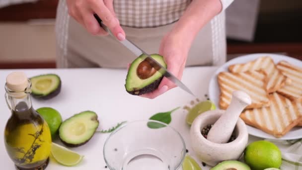 Donna Che Toglie Pozzo Mezzo Frutto Avocado — Video Stock