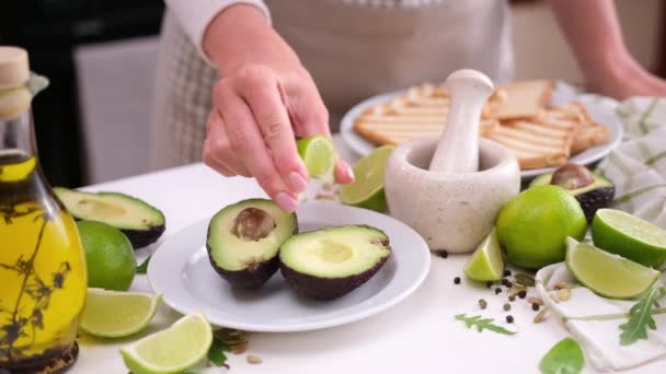 Vrouw Knijpen Verse Limoensap Gehalveerd Avocado Huishoudelijke Keuken — Stockvideo