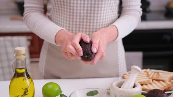 Close Van Handen Van Vrouw Halvering Avocado Huishoudelijke Keuken — Stockvideo