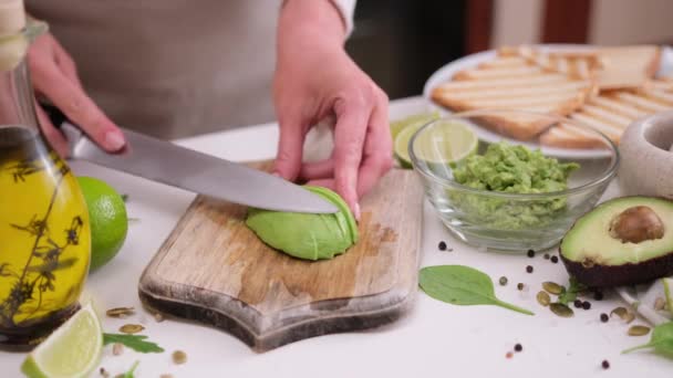 Vrouw Snijden Geschilde Halveerde Avocado Houten Snijplank — Stockvideo