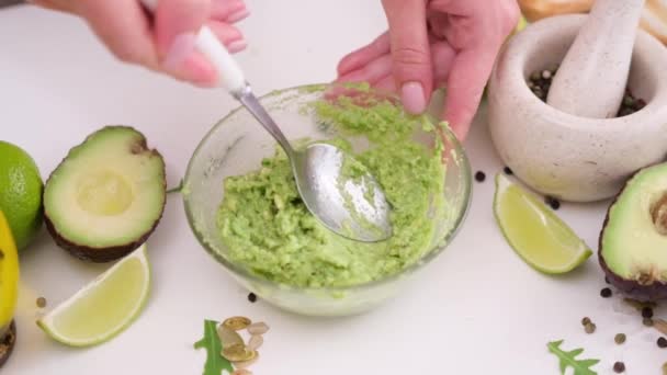 Vegetarische Avocado Saus Bereiden Avocado Kom Met Een Lepel Persen — Stockvideo