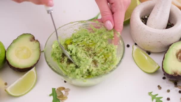 准备素食鳄梨酱 用勺子在碗里捣碎鳄梨 — 图库视频影像