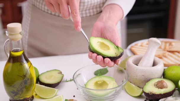 Avokado Meyvesinin Yarısını Kaşıkla Soyan Bir Kadın — Stok video