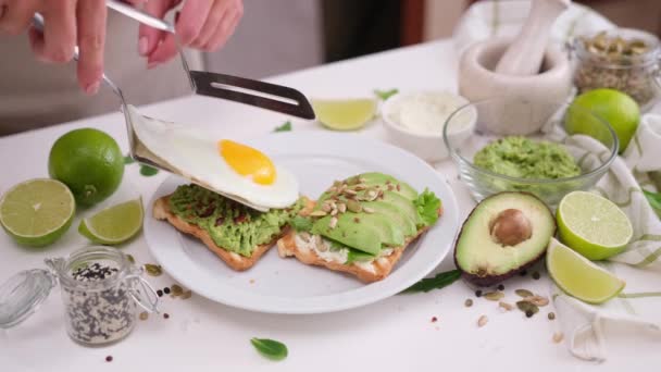 Mutfağında Avokado Kızarmış Yumurtalı Sandviç Pişirmek — Stok video