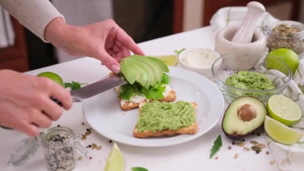 Vaření Avokádové Sendviče Žena Klade Krájené Avokádo Smetanový Toast — Stock video