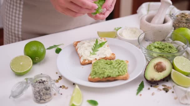 Avokado Sandviçi Pişiren Kadın Krem Peynirli Tostun Üstüne Salata Koyar — Stok video