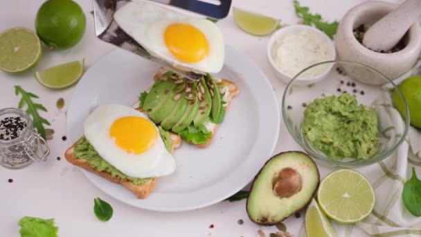 Preparing Healthy Toast Avocado Fried Egg Breakfast — Stock Video