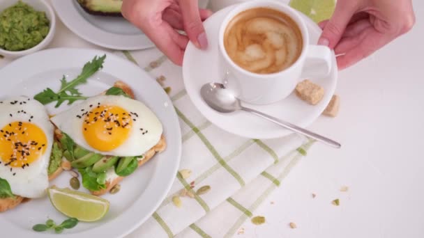 Bir Fincan Sıcak Kahve Taze Yapılmış Avokado Kahvaltıda Kızarmış Yumurta — Stok video