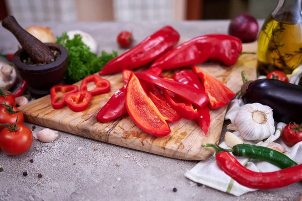 Rode Peper Houten Snijplank Groenten Huishoudelijke Keuken — Stockfoto