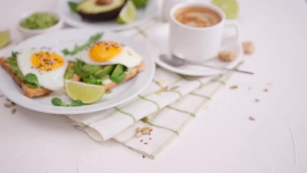 Taza Café Caliente Tostadas Sanas Recién Hechas Con Aguacate Huevo — Vídeos de Stock