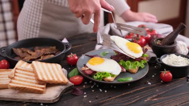 Γυναίκα Βάζει Τηγανητό Αυγό Σάντουιτς Μπέικον Για Πρωινό — Αρχείο Βίντεο