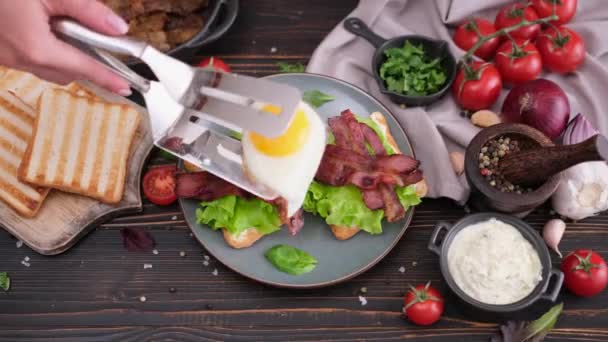 Mujer Poniendo Huevo Frito Tocino Haciendo Sándwich Para Desayuno — Vídeos de Stock