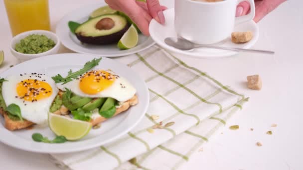 Чашка Горячего Кофе Свежеприготовленный Здоровый Тост Авокадо Яичницей Завтрак — стоковое видео