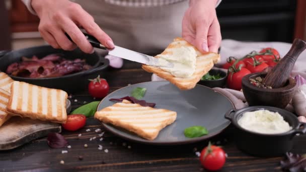 Γυναίκα Απλώνοντας Τυρί Κρέμα Ψωμί Τοστ Μεταλλικό Μαχαίρι Στην Οικιακή — Αρχείο Βίντεο