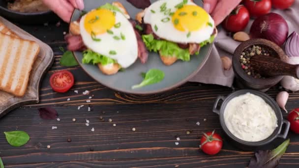 Frau Legt Spiegelei Auf Speck Und Macht Sandwich Zum Frühstück — Stockvideo