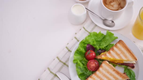 Café Manhã Saboroso Mulher Põe Chapa Com Bacon Sanduíches Ovos — Vídeo de Stock