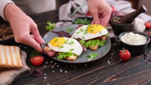 Femme Mettant Oeuf Frit Sur Bacon Faisant Sandwich Pour Petit — Video