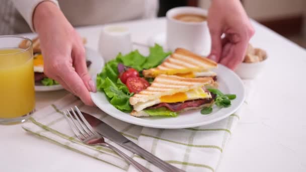 God Frukost Kvinnan Lägger Tallrik Med Bacon Och Stekta Ägg — Stockvideo