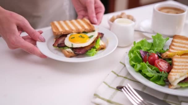 Desayuno Sabroso Mujer Pone Plato Con Tocino Los Huevos Fritos — Vídeo de stock