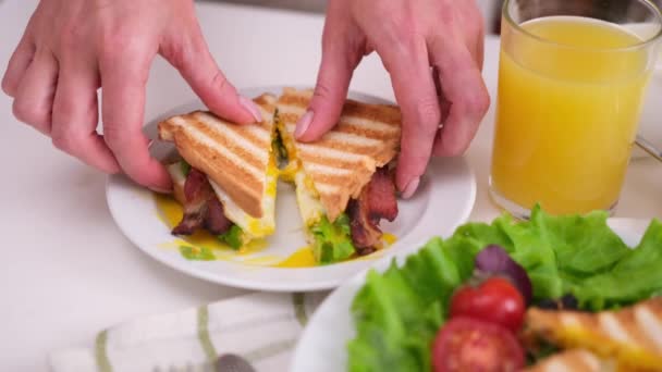 Leckeres Frühstück Speck Und Spiegeleier Sandwiches Teller Auf Einem Tisch — Stockvideo