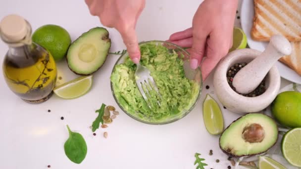 Vegetarische Avocado Saus Bereiden Avocado Kom Met Een Vork Verpulveren — Stockvideo