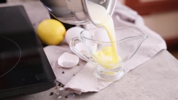 Cozinhando Molho Holandês Mulher Derramando Manteiga Derretida Barco Molho Vidro — Vídeo de Stock