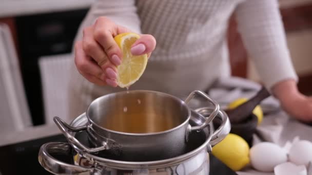 Готовить Голландский Соус Женщина Втискивает Свежий Лимонный Сок Металлический Кастрюлю — стоковое видео
