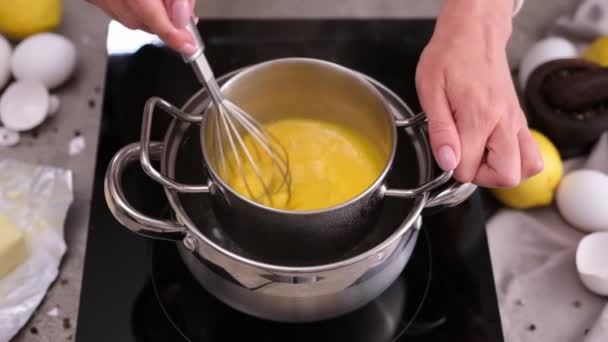 Sauce Hollandaise Kochen Frau Mixt Eigelb Metalldampftopf Mit Dem Schneebesen — Stockvideo