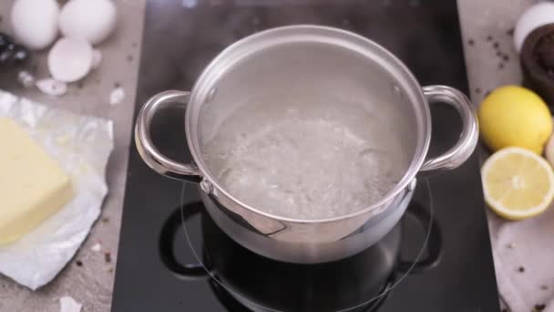Einrichten Von Wasserbad Marie Topf Mit Kochendem Wasser Auf Einem — Stockvideo