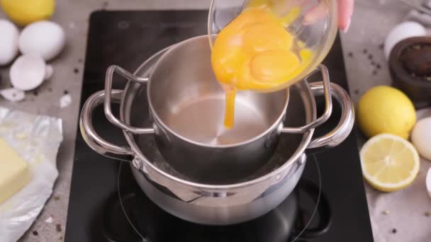 烹调全麦酱油 妇女将蛋黄倒入金属蒸锅 — 图库视频影像