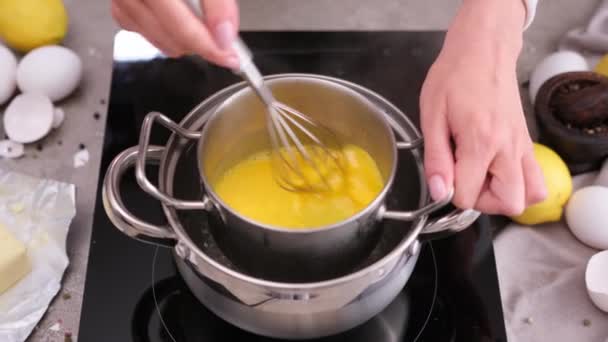 煮全麦酱油 女人用威士忌在金属蒸锅中搅拌蛋黄 — 图库视频影像