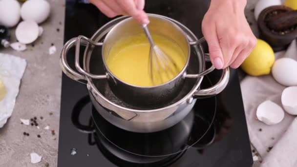 煮全麦酱油 女人用威士忌在金属蒸锅中搅拌蛋黄 — 图库视频影像