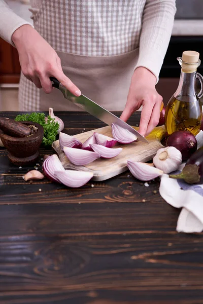 Woman Slicing Red Onion Wooden Cutting Board Dark Background — Stock Photo, Image