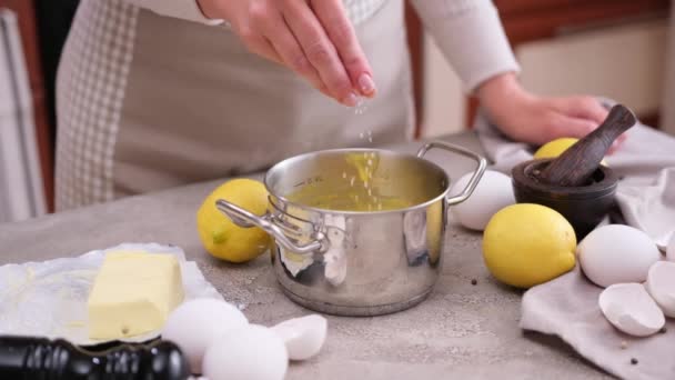 Cozinhar Molho Holandês Mulher Adicionando Sal Especiarias Molho Uma Panela — Vídeo de Stock