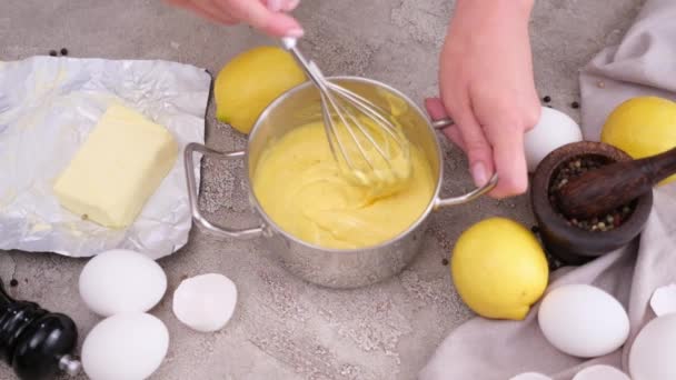 Cozinhar Molho Holandês Mulher Misturando Gemas Ovos Panela Metal Por — Vídeo de Stock