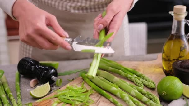 Mujer Pelando Espárragos Naturales Orgánicos Verdes Frescos Cocina Doméstica — Vídeos de Stock