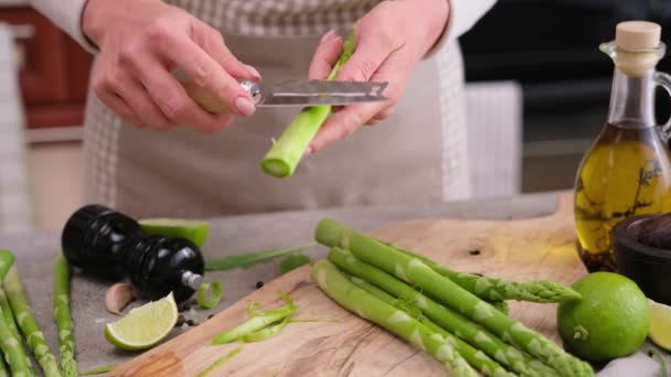 Donna Peeling Fresco Verde Biologico Asparagi Naturali Cucina Domestica — Video Stock