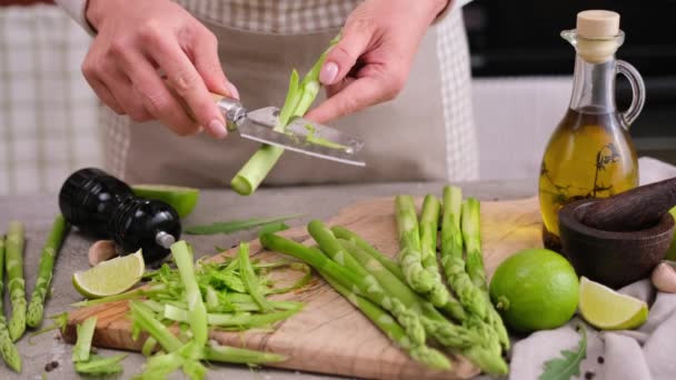 Mujer Pelando Espárragos Naturales Orgánicos Verdes Frescos Cocina Doméstica — Vídeos de Stock