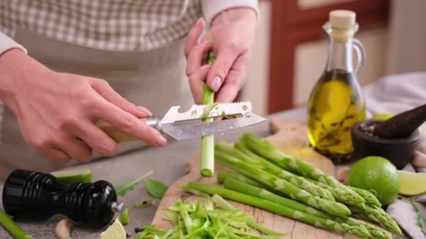 Mujer Pelando Espárragos Naturales Orgánicos Verdes Frescos Cocina Doméstica — Vídeos de Stock