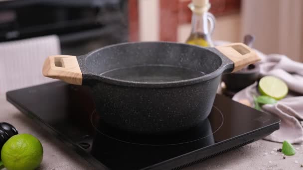 Μαγειρεύοντας Πράσινα Σπαράγγια Μια Κατσαρόλα Γεμάτη Βραστό Νερό — Αρχείο Βίντεο