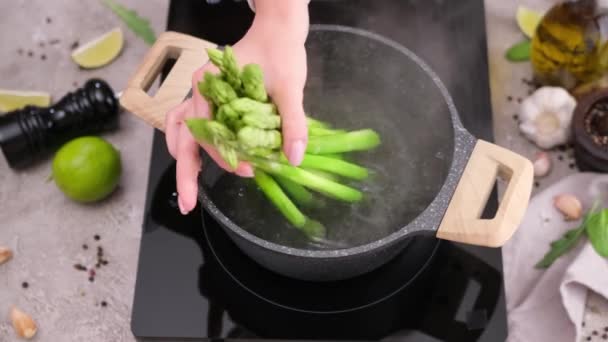 Cuisson Des Asperges Vertes Dans Une Casserole Remplie Eau Bouillante — Video