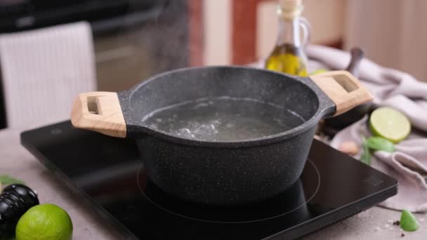 用盛满开水的锅煮绿色芦笋 — 图库视频影像