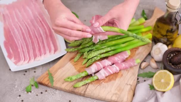 Mulher Cozinhar Espargos Envolto Com Bacon Cozinha Doméstica — Vídeo de Stock