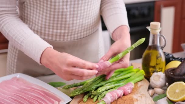 Mulher Cozinhar Espargos Envolto Com Bacon Cozinha Doméstica — Vídeo de Stock