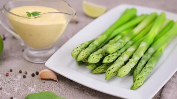 Gekochter Grüner Bio Naturspargel Weißem Keramikteller Und Sauce Hollandaise Glassoße — Stockvideo